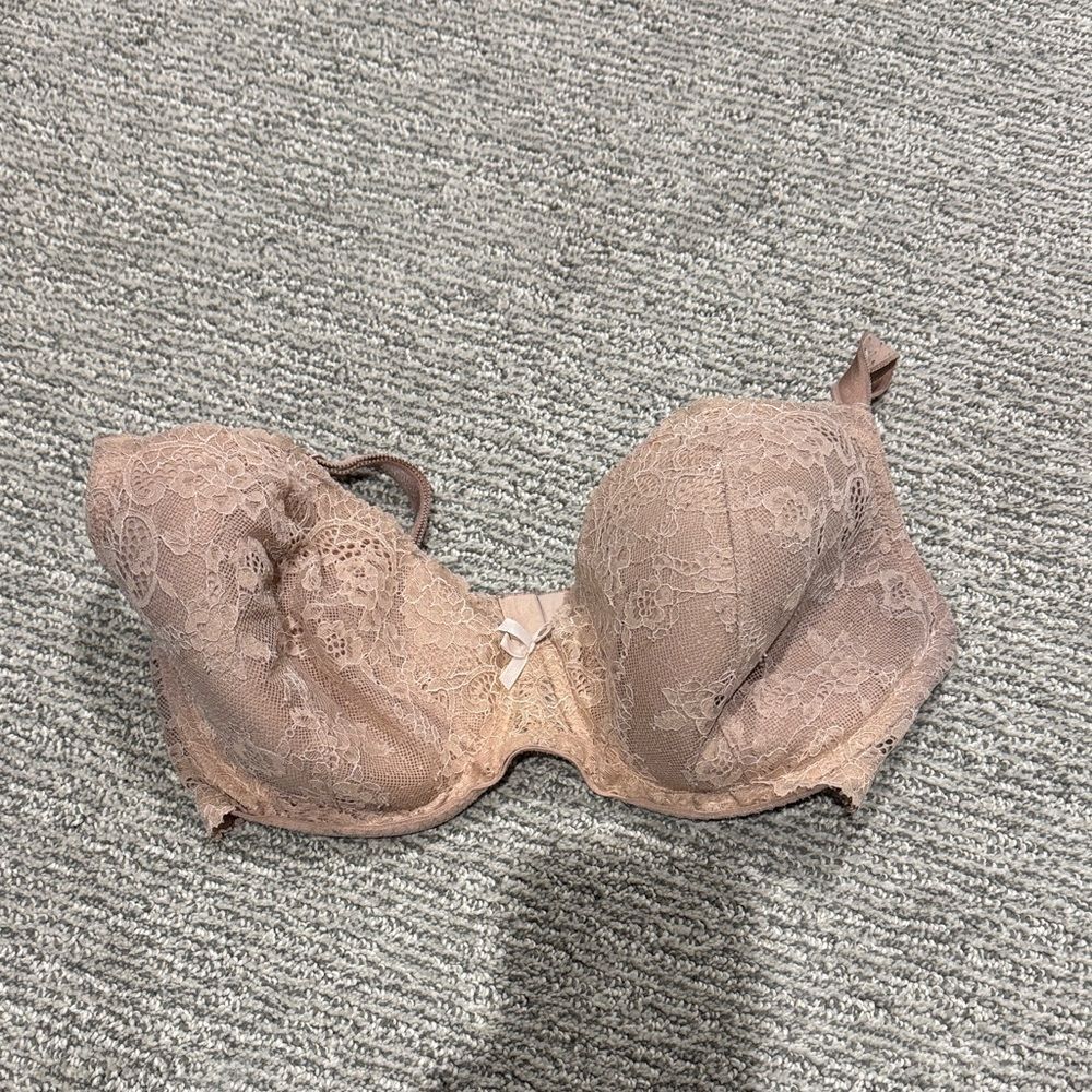 Victoria’s Secret Lace Underwire Bra in Beige
